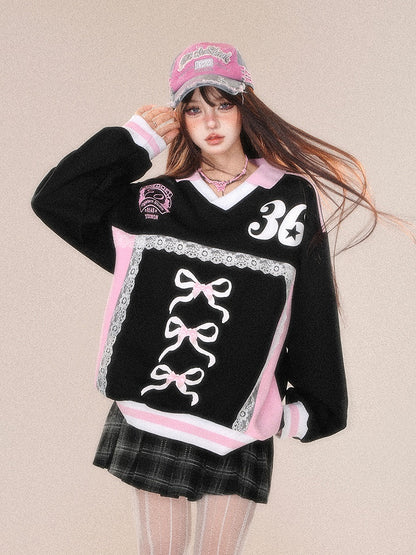 Blokette Core Sweatshirt mit V-Ausschnitt, Schleife und Zahlendruck