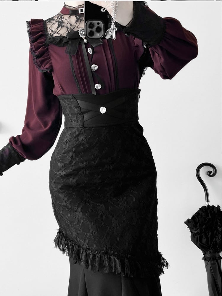 Weinrote Jirai Kei-Bluse mit Illusionsausschnitt und Faltendetails und Fliege