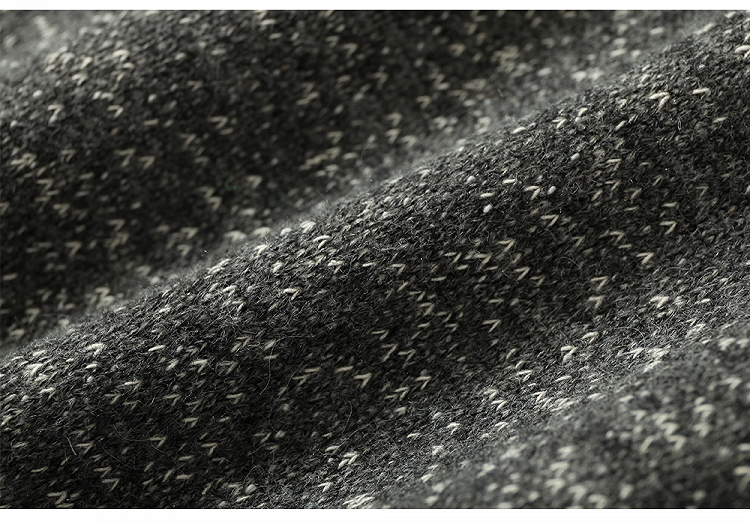 Schwarz-weißer Kapuzenpullover mit Plüschbesatz und gestreiften Ärmeln