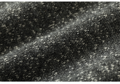 Schwarz-weißer Kapuzenpullover mit Plüschbesatz und gestreiften Ärmeln