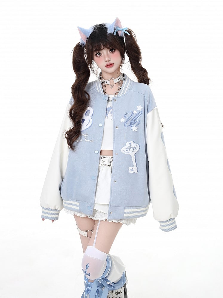 ゆめかわいいピンク/ブルーのキーアップリケ付きベースボールジャケット