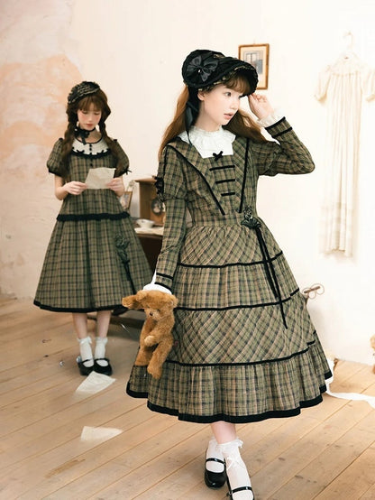 mit Ärmeln, elegantes, klassisches kariertes Kleid und schwarzem, langem Ausschnitt, grüne Paspelspitze, Lolita