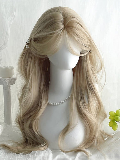 Mit blonder, gewellter Perücke mit 65 cm Ponylänge