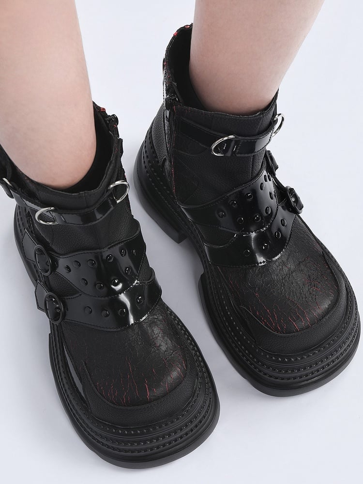 Klobige, modische Stiefel mit roten Details in schwarzen quadratischen Gothic-Highlights und Schnallenspitze