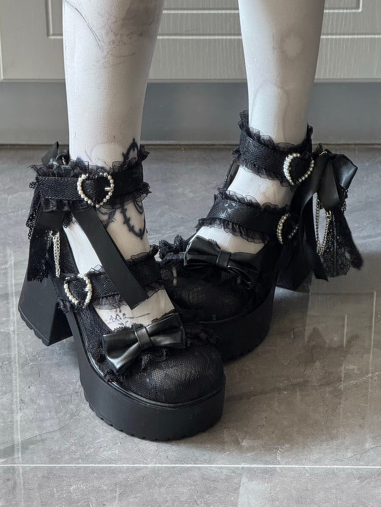 Schnalle mit Perlen und Schleife, Spitzenbesatz an den Trägern, Plateau-Akzente, Janes Jirai – Kei Heart Black Mary