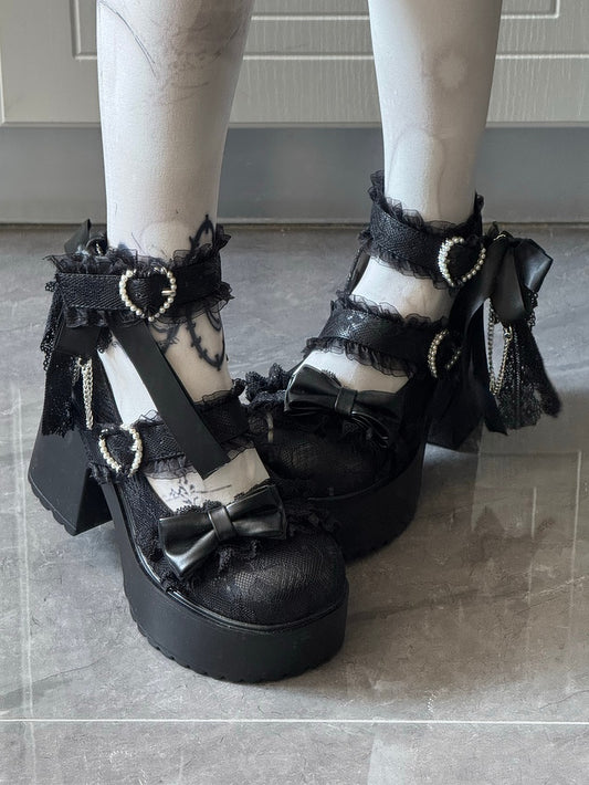 Schnalle mit Perlen und Schleife, Spitzenbesatz an den Trägern, Plateau-Akzente, Janes Jirai – Kei Heart Black Mary