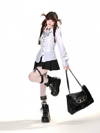 レースアップディテールのクロスチェーンプリントシャツ（ホワイト/ブルー）