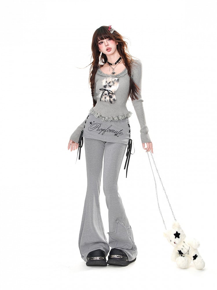 サイドにレースアップディテールが施された、グレーのスターアップリケが華やかなフレアパンツ