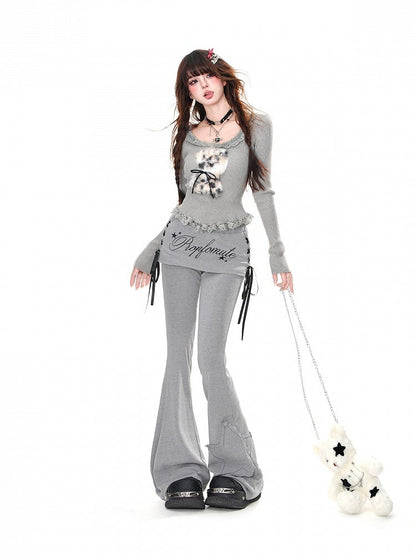 サイドにレースアップディテールが施された、グレーのスターアップリケが華やかなフレアパンツ