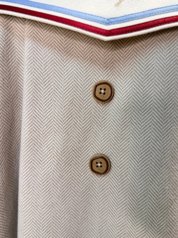 Beiges Ouji-Oberteil mit Matrosenmotiv und Leuchtturm-Stickerei, Matrosenkragen und Kontrastbesatz