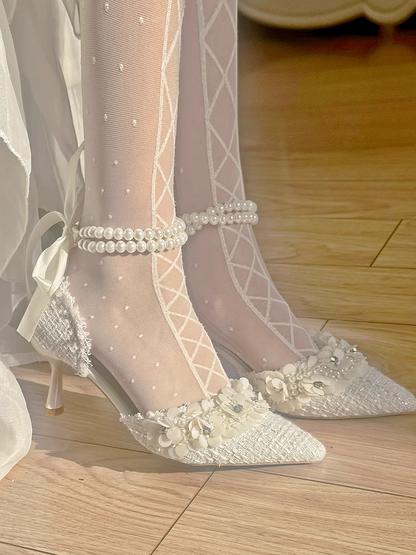 ベージュのポインテッドトゥ、花柄ハイヒール（ビーズチェーン付き）