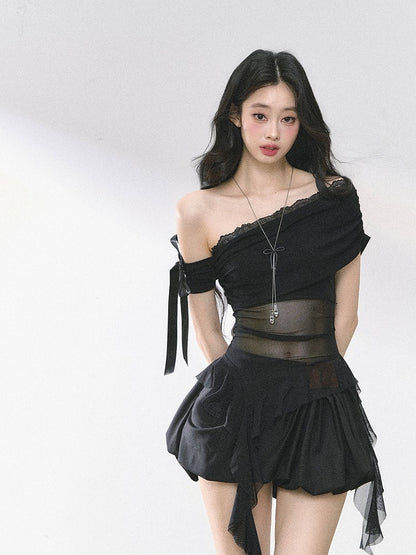 ブルー/ブラックのカスケーディングフリルアクセントメッシュトップ、ホワイトのアシンメトリーネックライン