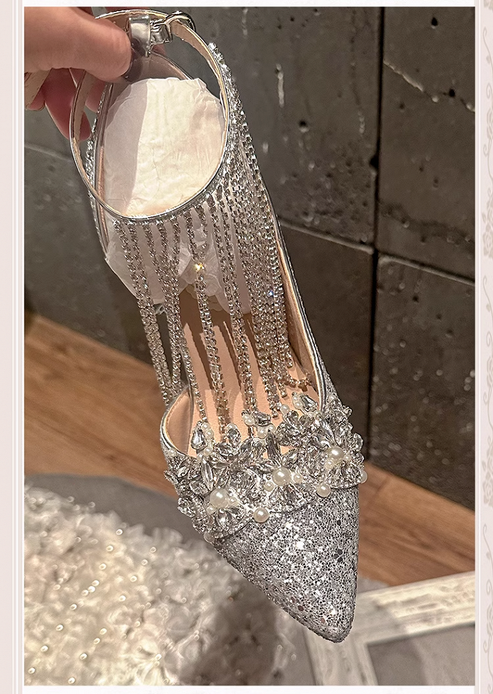 Silberne High Heels mit spitzer Zehenpartie, Strass-Pailletten und Quaste