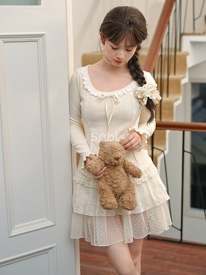 Aprikosenfarbenes, langärmliges Oberteil mit Spitzenbesatz und Schleifendetails