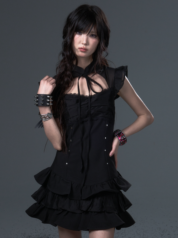 Schwarzes Gothic-Punk-A-Linien-Puffkleid mit Spitzen-Metallnieten