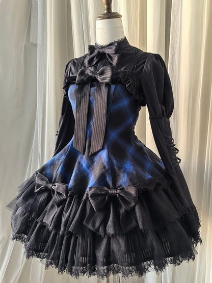 ブルーのチェック柄、黒のリボンで飾られた二重裾のゴシックロリータジャンパースカート
