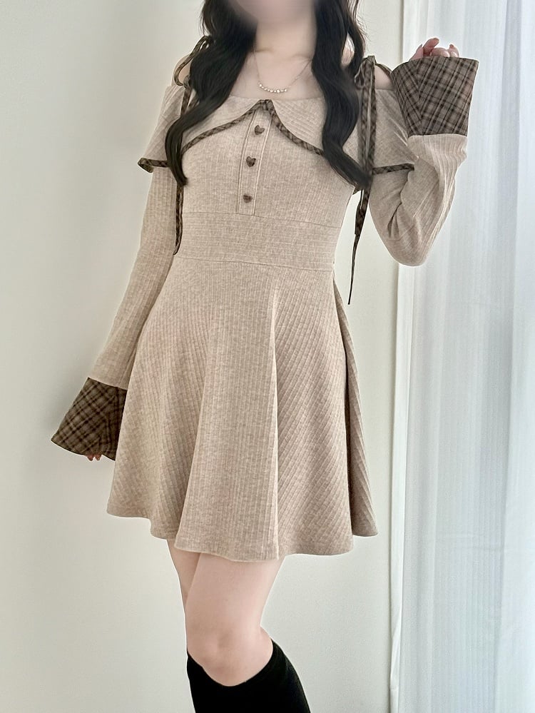 Kariertes, leichtes Detail mit gestrickten Jirai-Herzmanschetten, schulterfreiem Kei-Kleid in Braun