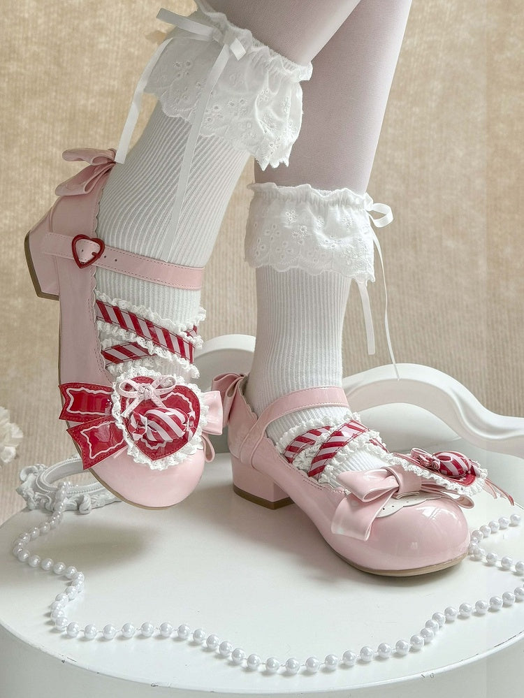 Janes Mary – Schuh mit kreuz und quer verlaufenden Clip-Riemen und Herzmotiv, tiefrot, gerüschte Spitze, rosa Design, süße runde Zehenpartie mit Schleifendetails