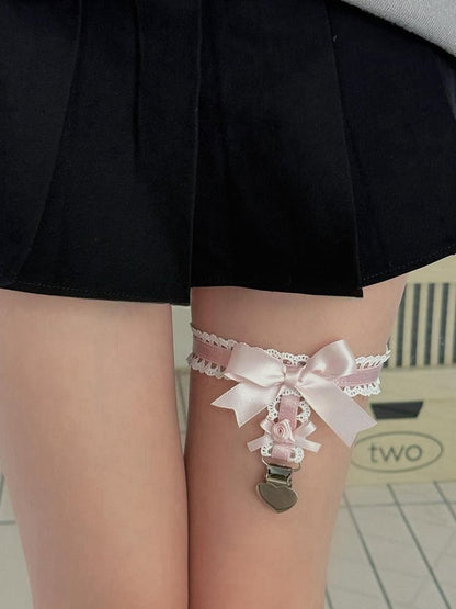 ブラック/ホワイト/ピンク/ブルーのスイートなリボン結びレーストリムのレッグループ、ハートチャーム付き