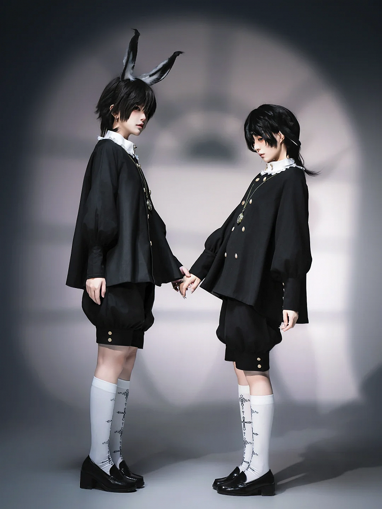 Schwarzes Ouji-Lolita-Outfit mit Hasenohren, Kragen hinten, langen Ärmeln, Oberteil und Knickerbocker-Shorts