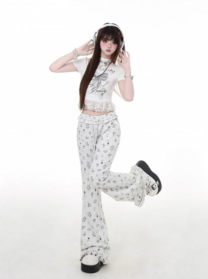 グレーのカフス、ローウエスト、キティとクロスプリント、軽やかで華やかなフリルフレアパンツ