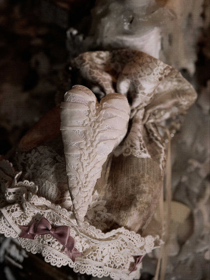 Taschennadel und Spitzen-Handschleife mit Kordelzug und Vintage-Akzenten, Herz