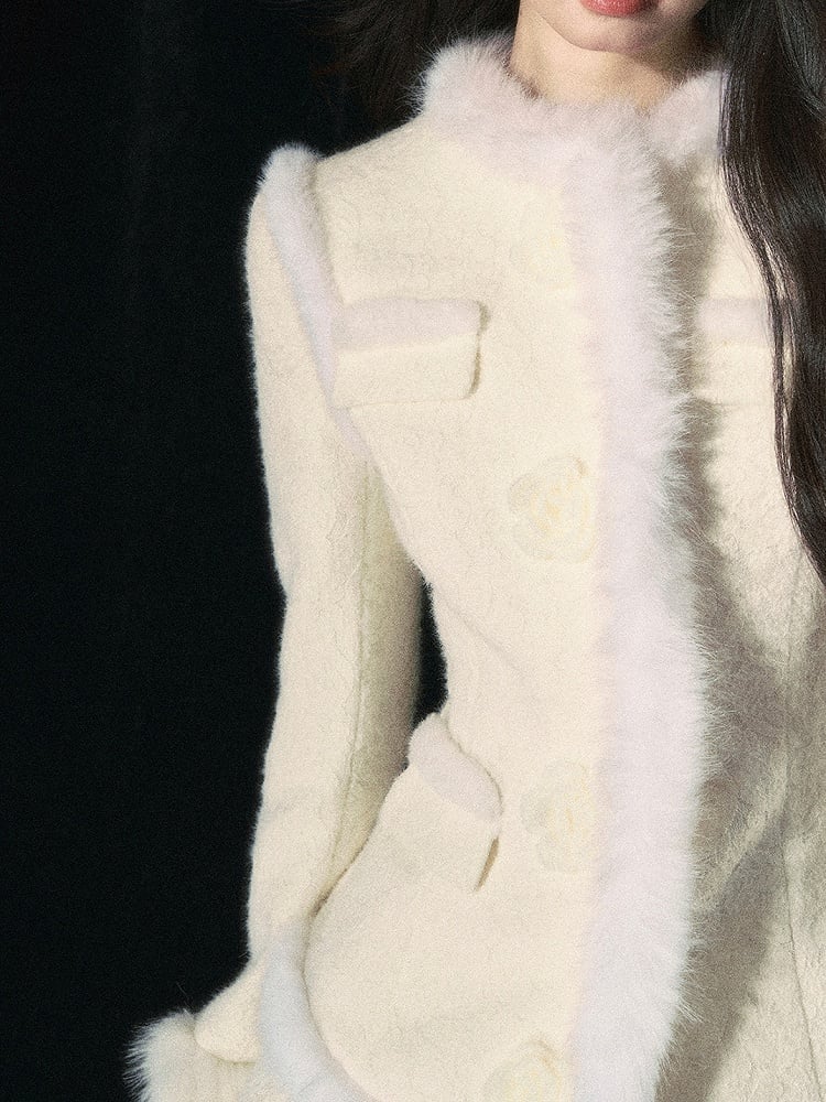 Apricotfarbene Jacquard-Wolljacke mit Blumenknopf und Plüschbesatz