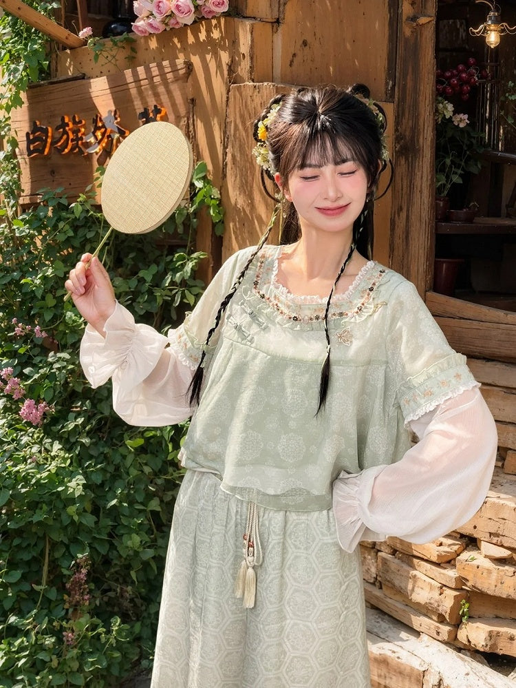 Grünes Jacquard-Cheongsam mit Knotenknöpfen, Chiffon-Oberteil mit Stickerei im Blumenausschnitt