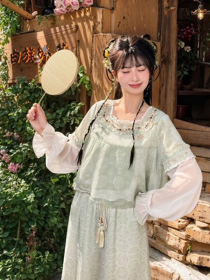 Grünes Jacquard-Cheongsam mit Knotenknöpfen, Chiffon-Oberteil mit Stickerei im Blumenausschnitt