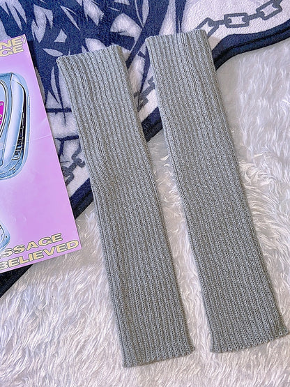 グレーのニットレッグウォーマー