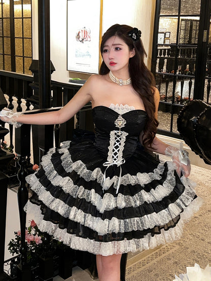 Schimmerndes schwarzes trägerloses Partykleid mit Korsett-Taille und mehrlagigem Rock