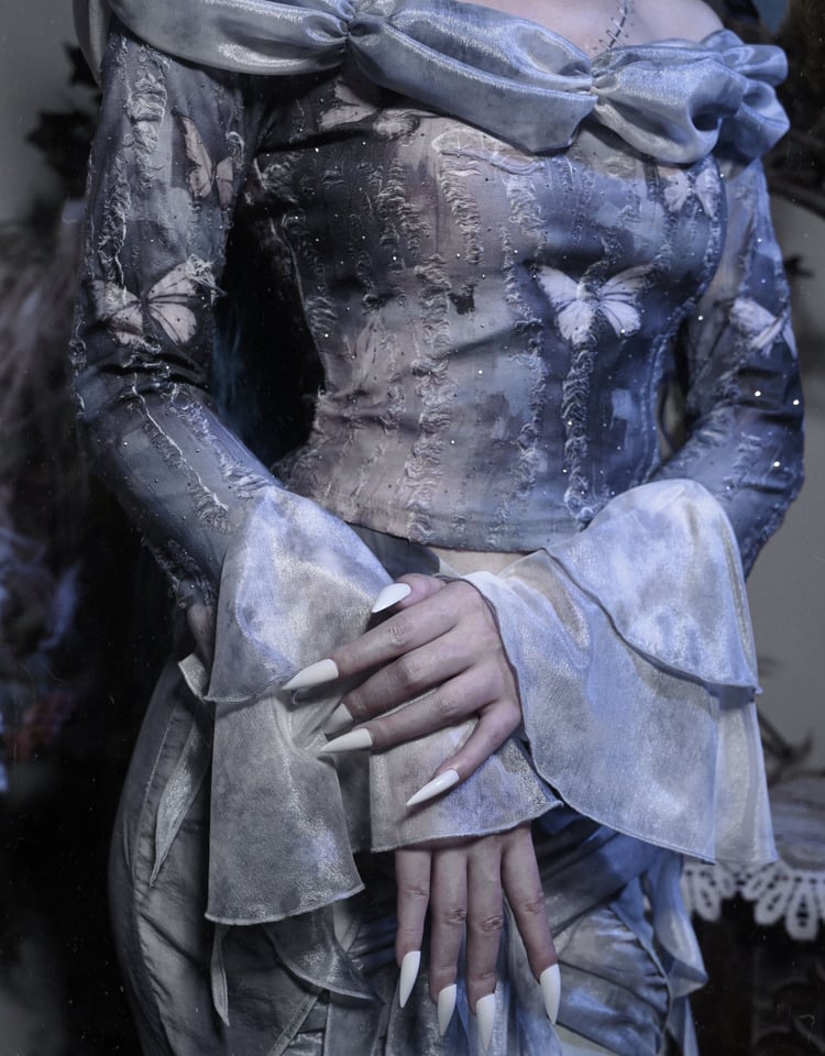 Staubblaues Top mit schulterfreiem Ausschnitt und Schmetterlingsdruck