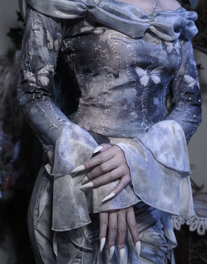 Staubblaues Top mit schulterfreiem Ausschnitt und Schmetterlingsdruck