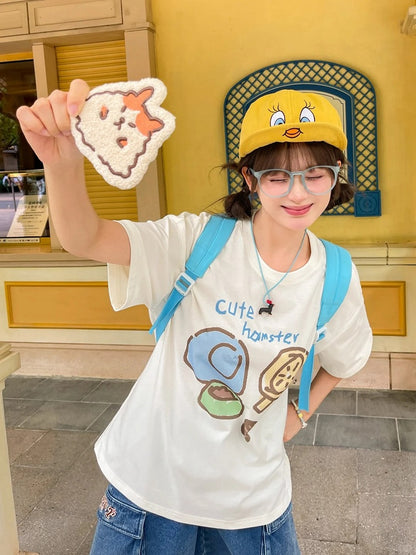 ハムスターのアップリケが可愛いゆったりベージュのラウンドネックTシャツ