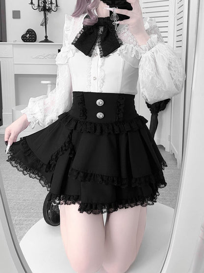 Bluse mit Illusionsausschnitt, Perlendetails und Strassknöpfen Jirai Kei Weiß