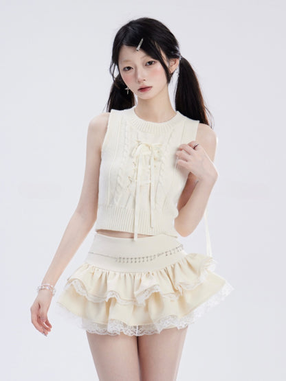 Weiße Spitze, Kreuzdesign, schwarzer, gebogener Saum, glamouröser Mini-Besatz, trägerloser Stufenrock, Spitzenoberteil/Apricot