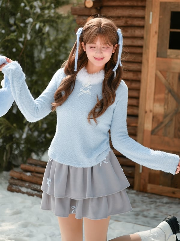 Blaues, langärmliges Oberteil mit Plüschbesatz am Ausschnitt und Schleifendetails