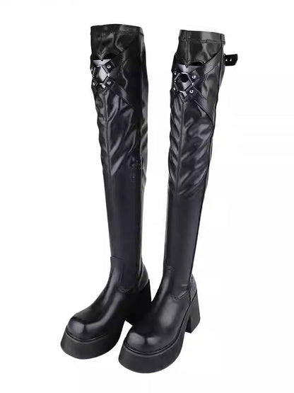 Mattschwarze Gothic Overknee-Stiefel in Herzform mit Cut-Out-Detail