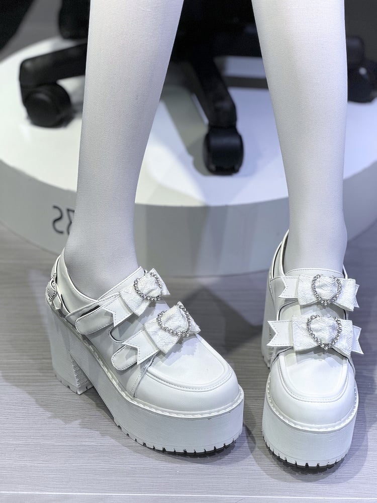 マットホワイトのジライケイラインストーンハートリボン、ベルクロストラップ留め、ランドマインスタイルのプラットフォームシューズ
