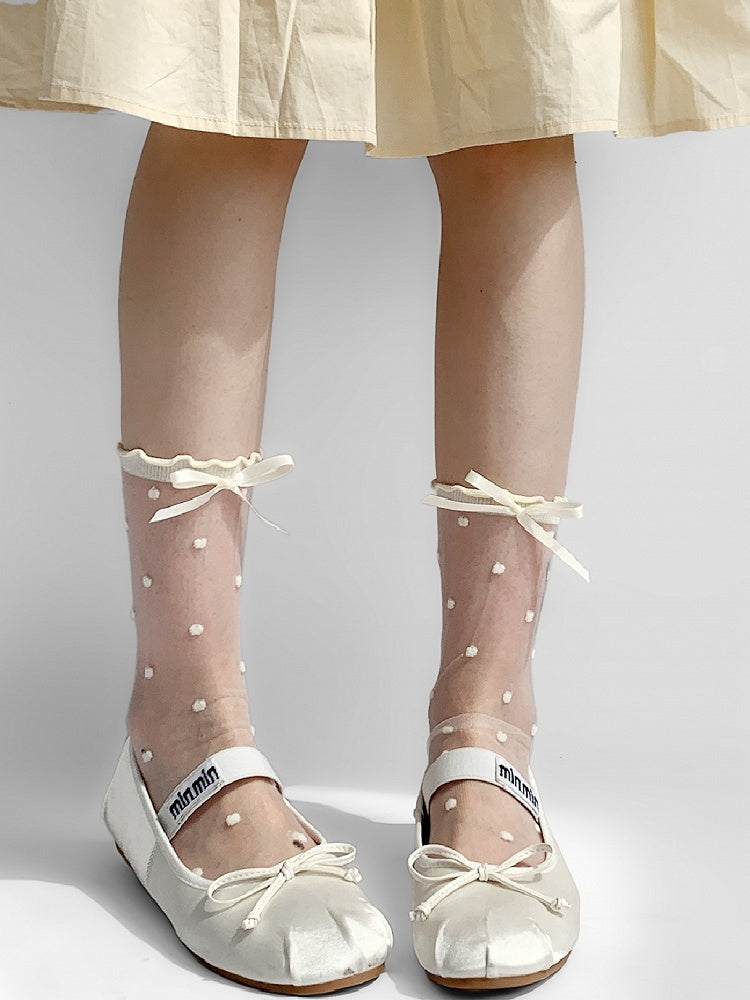 Socken mit gepunktetem, weiß/grauem Schleifenmuster und Kalbsdetails