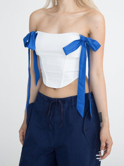 Weißes, ärmelloses Top mit abgerundetem Saum und blauen Trägern zum Selbstbinden