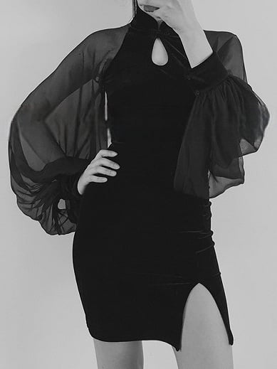 Schwarzes Baggy-Chiffon-Ballon-Cheongsam-Samtkleid mit Schlitz und seitlichen Ärmeln