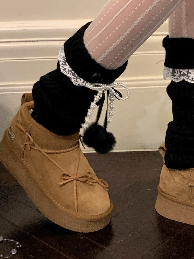 ブラック/カーキ/ミルクホワイトの蝶結びレーストリムレッグウォーマー（ポンポン付き）