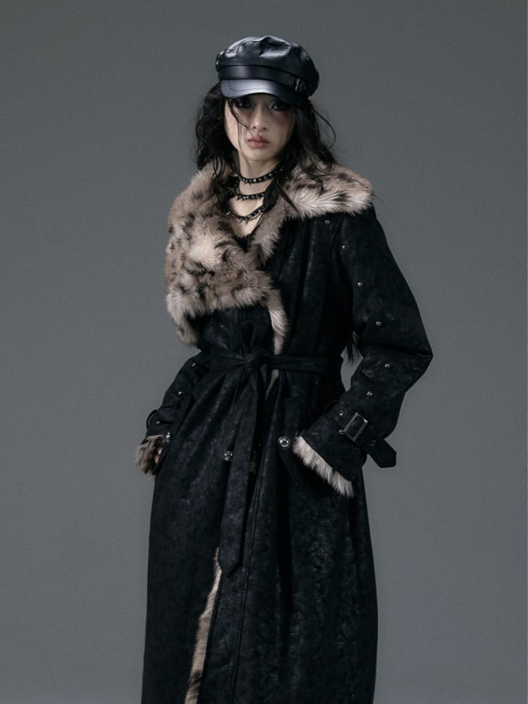 Wendbarer, zotteliger schwarzer Mantel mit Leopardenmuster und Nieten