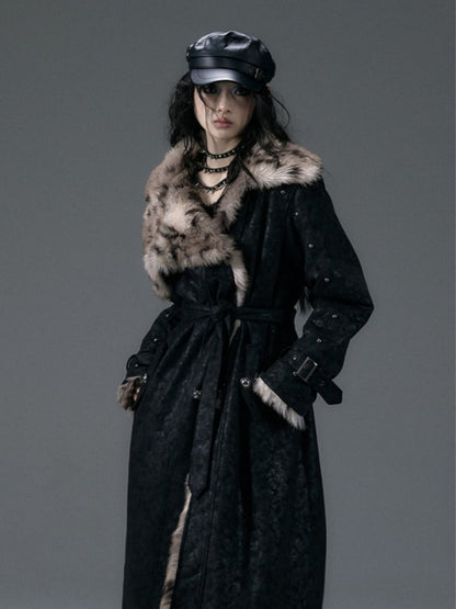 Wendbarer, zotteliger schwarzer Mantel mit Leopardenmuster und Nieten