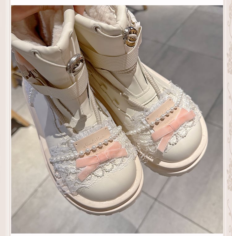 ベージュのリボンとレースのビーズチェーンのアンクルブーツ