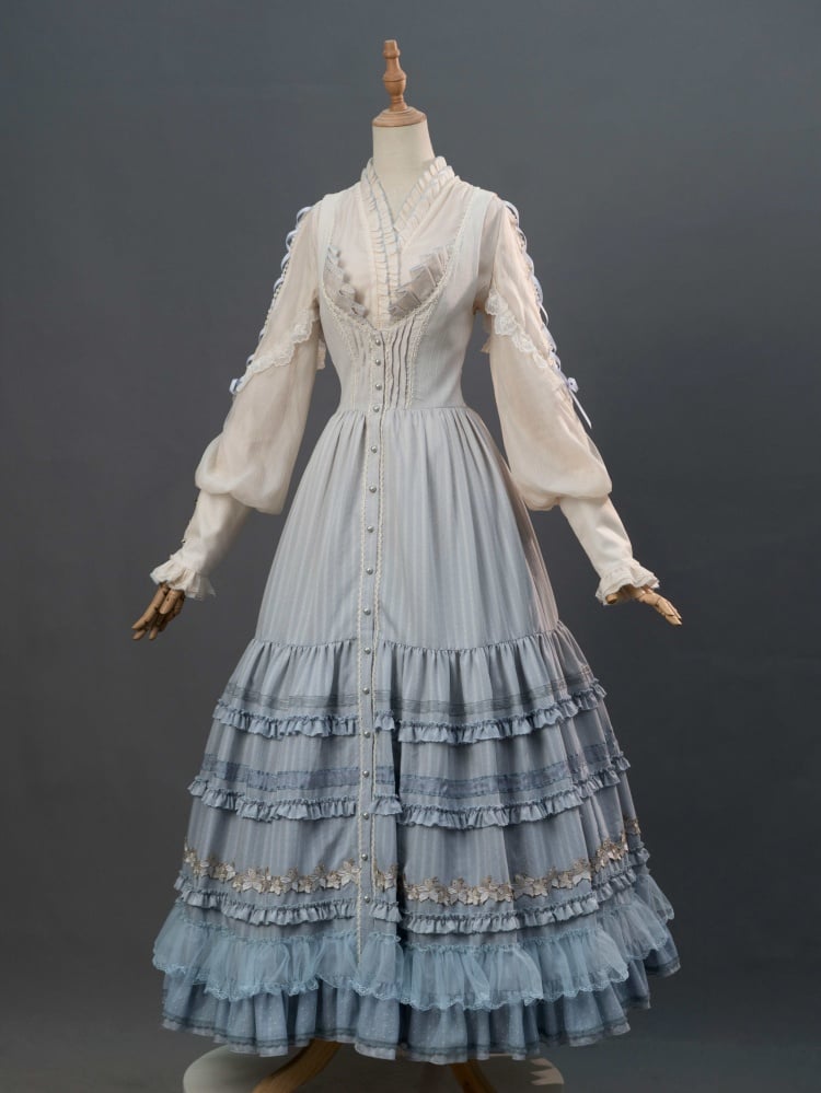 Lilien-Stickerei-Applikation, mehrlagiger Saum, blaues klassisches Lolita-Kleid, Knopfleiste vorne