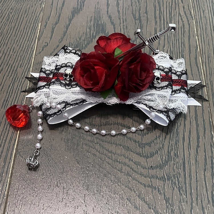 Rot-Weiße Rosette, Schwert, Haarspange, Schleife, Spitzenverzierung und Skelett-Charme mit Perlen