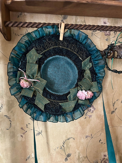 緑の蝶結びと花飾りのロリータ帽子