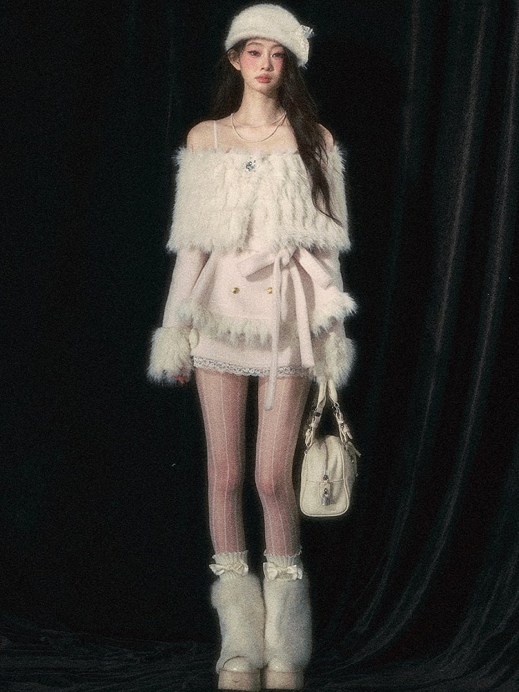 Eleganter Mantel mit schulterfreiem Ausschnitt in Weihnachtsrot/Weiß und abnehmbarem Plüschschal